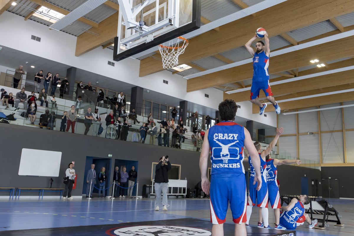 fontenay92's tweet photo. #Inauguration gymnase du Parc 🥳
Séance dédicace, show de basket acrobatique, coupé de ruban, démo sportives, selfie souvenir... le public en a pris plein les yeux pour l'inauguration de cet équipement sportif flambant neuf !🤺🏀🤾🏽‍♂️
Ici c'est @fontenay92 !

Bientôt le film !🎬... https://t.co/zRnBtSUJ8o