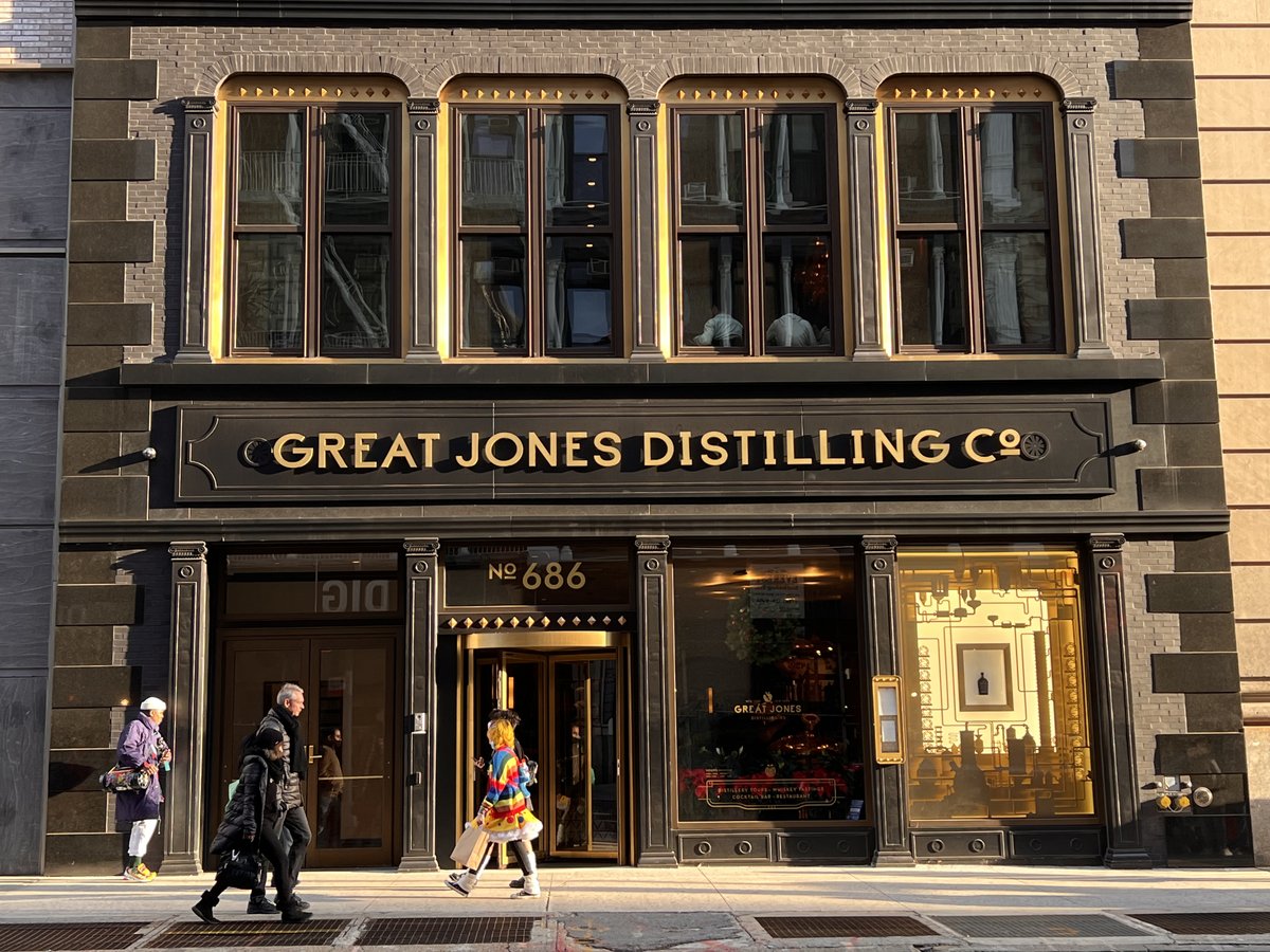 Jason Milne talks us through the change that regeneration, community resilience and movements like the 15-minute city are having on urban distilleries. Thurs 31st: bit.ly/3DilNeF