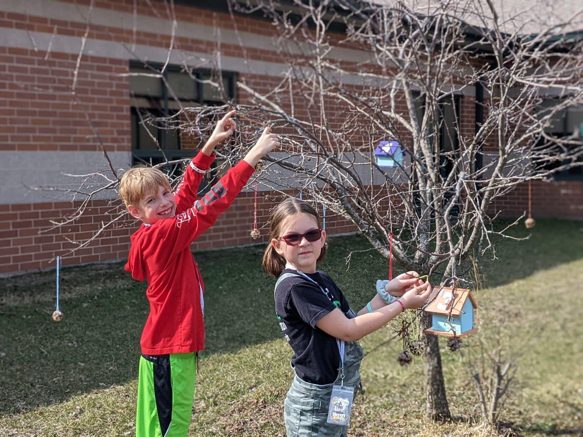 Homer33c's tweet photo. 4th grade Butler rangers hung homemade bird feeders all around the school last week. We can’t wait to see what kind of birds come to visit!
#NoPlaceLikeHomer #Every33CDayCounts https://t.co/cuvYJIQM1h