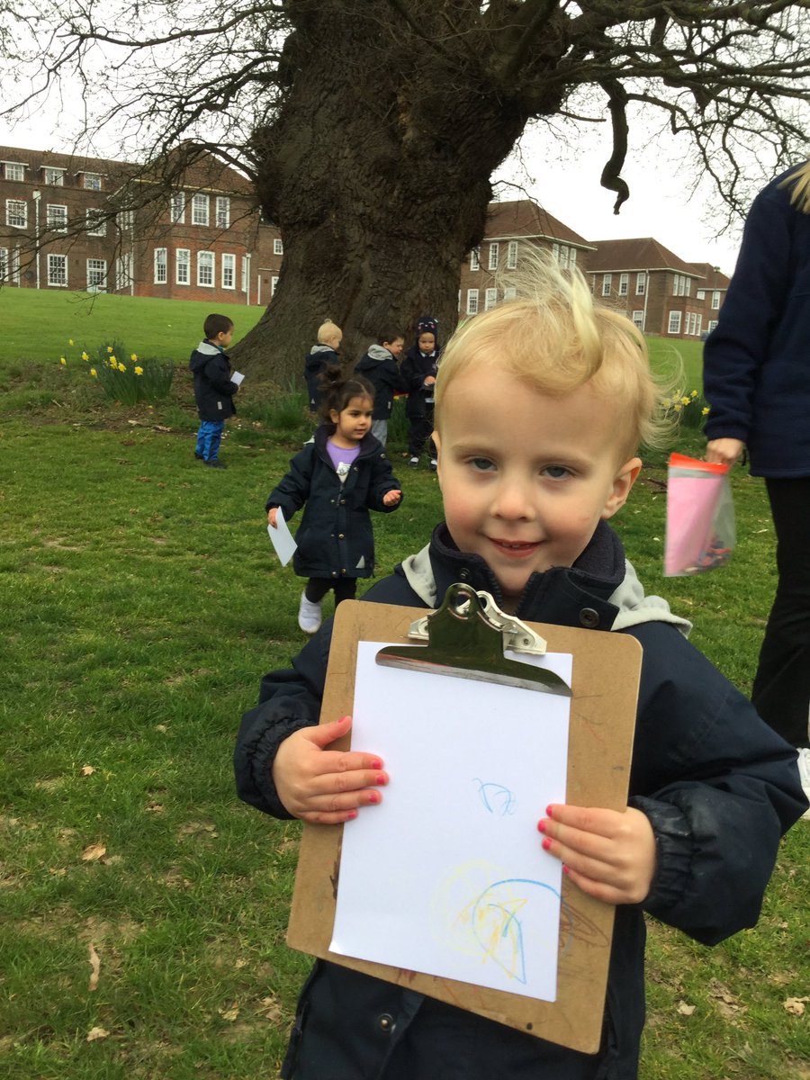 RuspiniHouseRMS's tweet photo. The change in weather means there are new things to discover in our environment! We went on the hunt for daffodils for our observational drawings. The children used their developing expressive design skills to create beautiful pictures! @RMSforGirls #Spring #Drawing 🌸🌼🌻 https://t.co/4PgTCvmICW