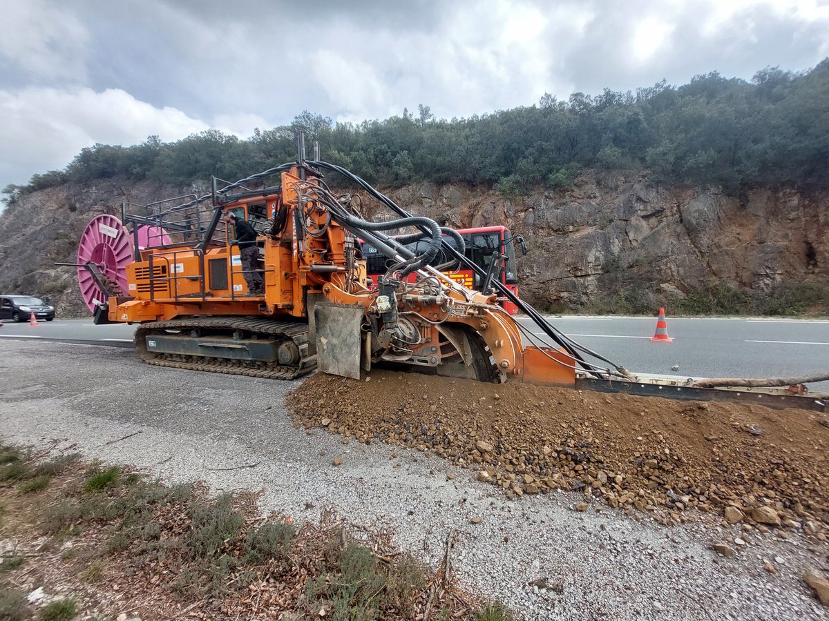 enedisOccitanie's tweet photo. ✅️Travaux en cours sur 23 km, avec l'aide d'une trancheuse, pour raccorder 2 nouveaux parcs d'énergies renouvelables 🌞 au réseau public de distribution d'électricité.  Depuis Pézènes-les-mines, ils produiront l'équivalent de conso de 800 foyers👨‍👩‍👦 #NouvelleFranceElectrique https://t.co/EqgMuCUUzT