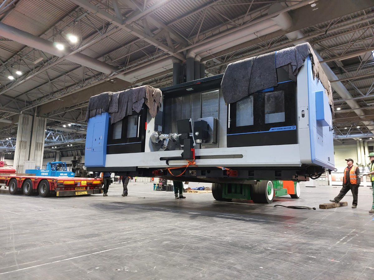 MillsCNC's tweet image. That&apos;s our first machine lifted off at MACH 2022. 
This machine weighs over 40T and is apparently the heaviest lift in MACH history! 

#MACH2022 #MillsCNC #LikeNoOneElse