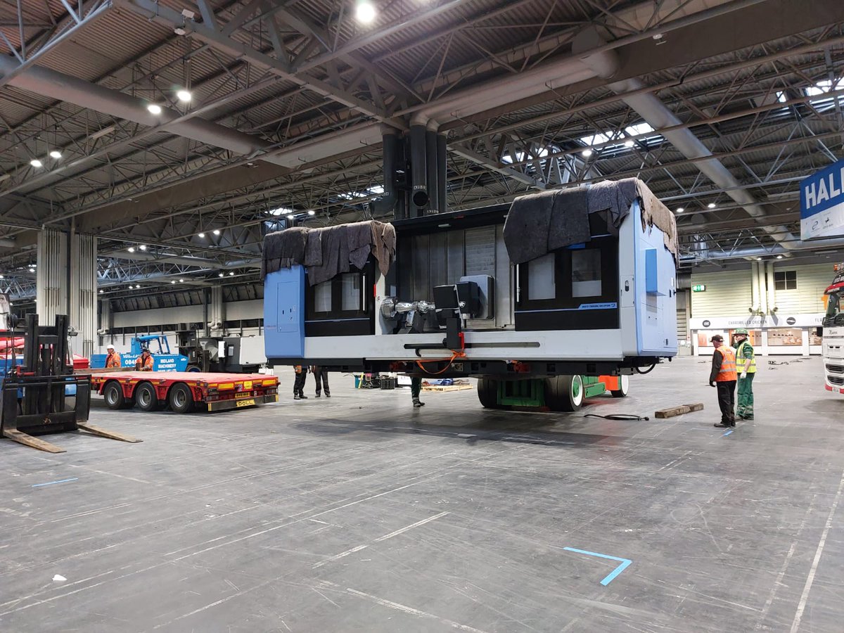 MillsCNC's tweet image. That&apos;s our first machine lifted off at MACH 2022. 
This machine weighs over 40T and is apparently the heaviest lift in MACH history! 

#MACH2022 #MillsCNC #LikeNoOneElse