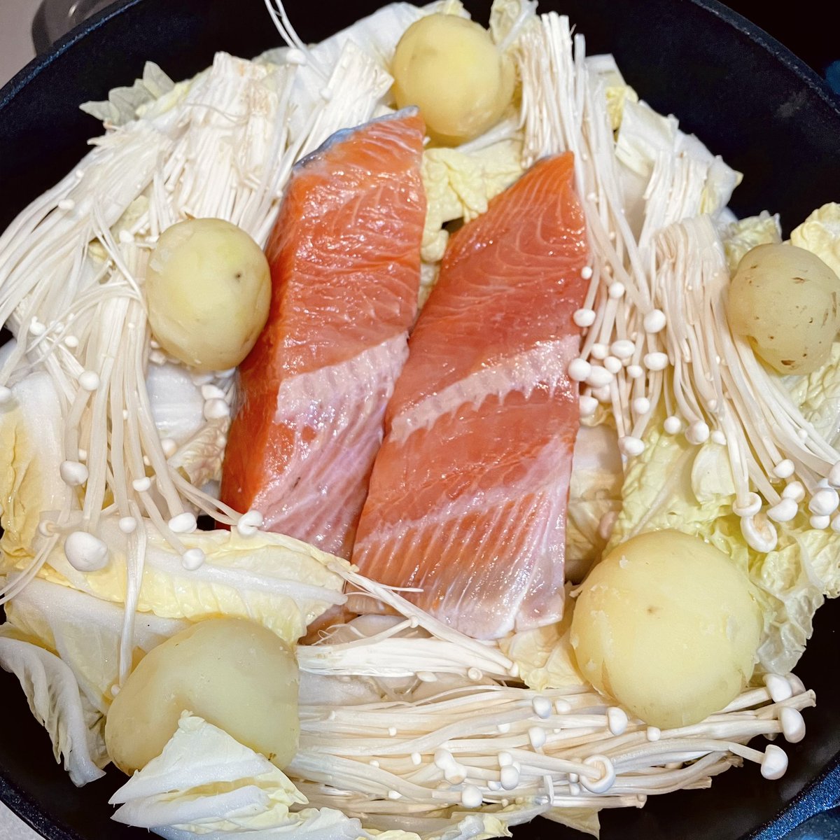 ちゃんちゃん焼き🐟
今日は味噌、砂糖、みりん、酒、しょうゆ、すりごま、おろししょうがを入れて
蓋をしてコトコト🥔✨
最後にバター👩🏻‍🍳 美味しかった🤍
#おうちごはん #料理記録
<a href="/hikarimiso1936/">ひかり味噌 HIKARI MISO</a> #ひかり味噌アンバサダー