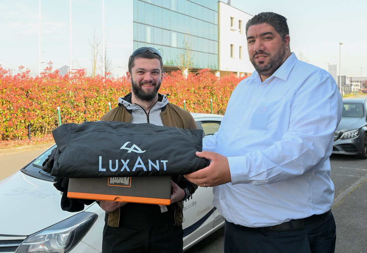 De gauche à droite, Hugé, agent de prévention &amp; de sécurité à coté de Mohammed, son manager opérationnel.

Hugé a bénéficié d'une formation TFP APS et #SSIAP 1 au sein de notre centre de formation à Templemars <a href="/InstituteLuxant/">LUXANT INSTITUTE</a> 

#Luxant #Luxantsecurity #formation #stage #sécurité