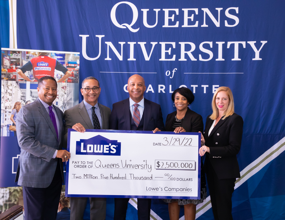 QueensUniv's tweet photo. Today, Queens welcomed senior executives from @Lowes to celebrate the $2.5M investment Lowe's has provided Queens as the first of several CTI partnerships that will provide full-tuition scholarships for cohort students beginning this fall.

📝https://t.co/OTrSfsuluW https://t.co/RlX2GOhgJK