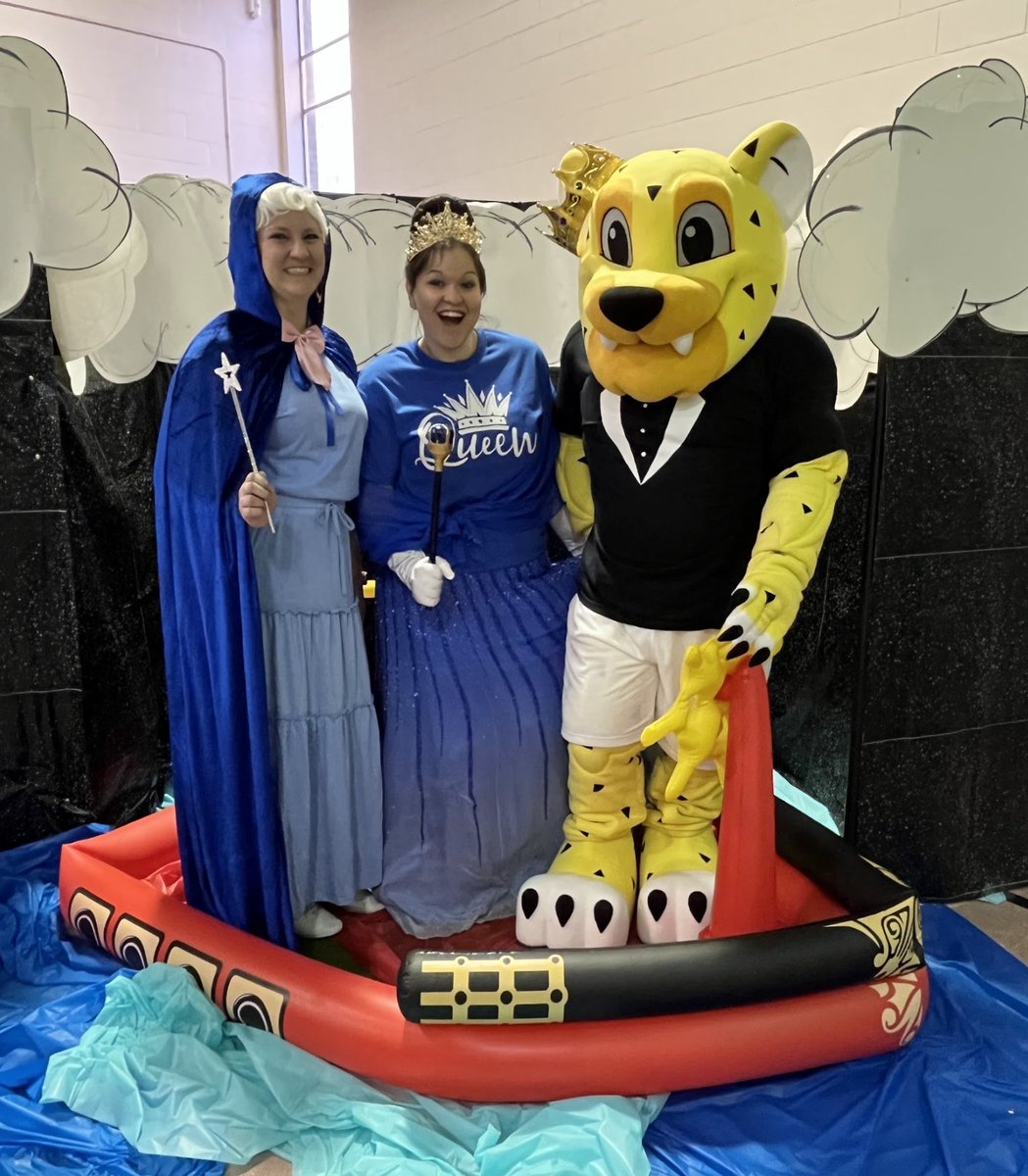 HendersonSchool's tweet photo. We were excited for todayโs book celebration in partnership with ReadingIsFundamental and International Paper. As part of the Books for Ownership grant, all first-grade students received a book of their own to take home. #HCSReads @IntlPaperCo @RIFGivingPage https://t.co/fkcbHzjm6F