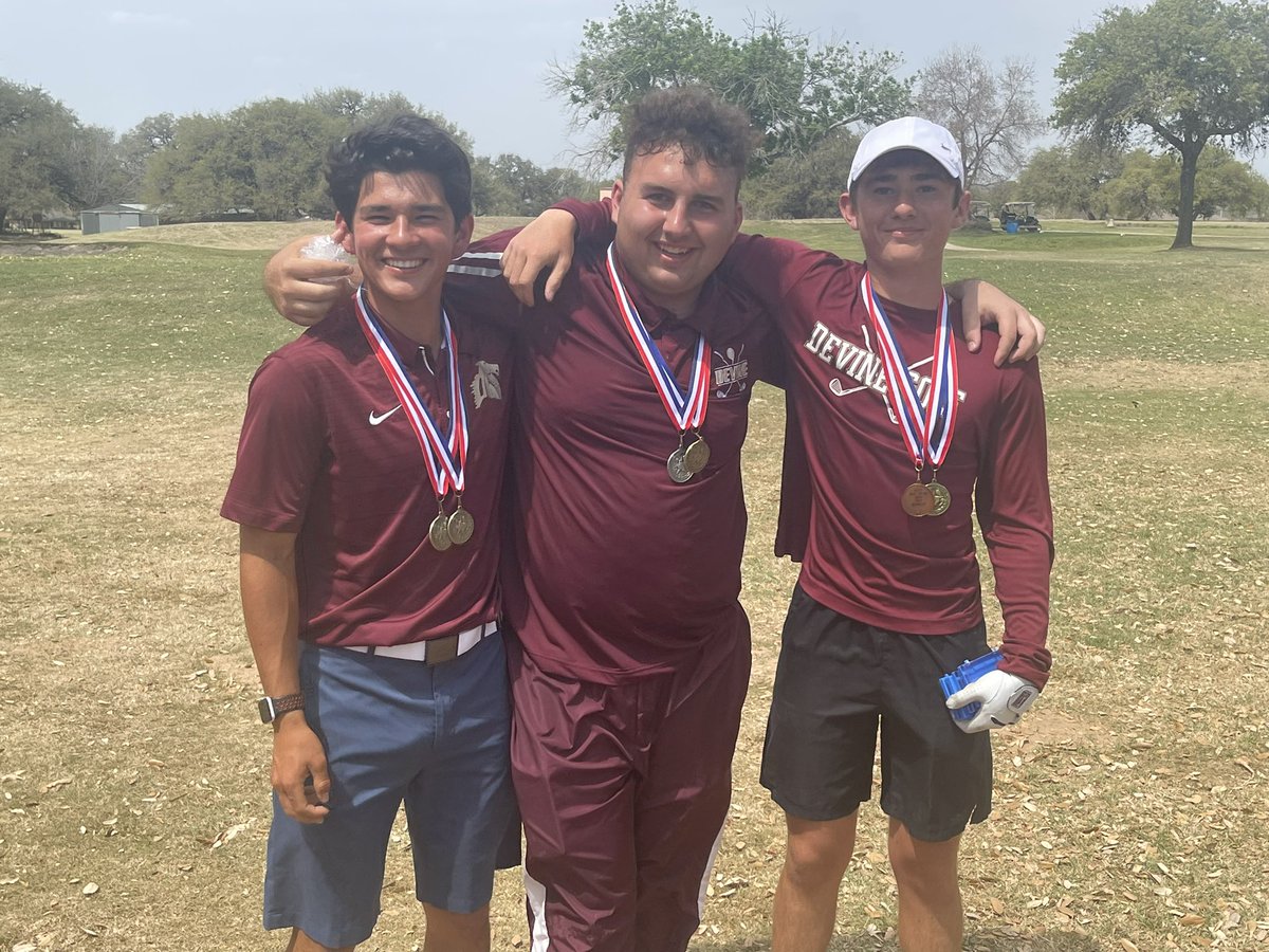 Congrats to the Warhorse golfers who medaled at the District Tournament today!

3rd place - Victor Schaefer🥉 
2nd place - CodyTramell🥈 
1st place - Brian Schaefer 🥇