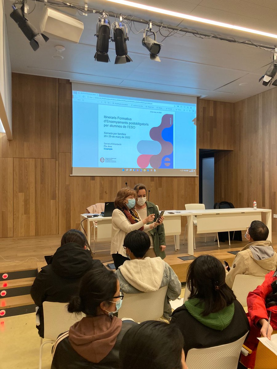 consorciedubcn's tweet photo. 👥 El servei d'orientació del #PlaJove a @Bcn_Eixample i el projecte #XEIX avui han fet una xerrada a les famílies de la comunitat xinesa sobre els itineraris formatius d'ensenyaments postobligatoris per alumnes d'ESO a l'espai Transformadors.
#Consorciedubcn
#Orientacióeducativa https://t.co/4uLJt2CsUB