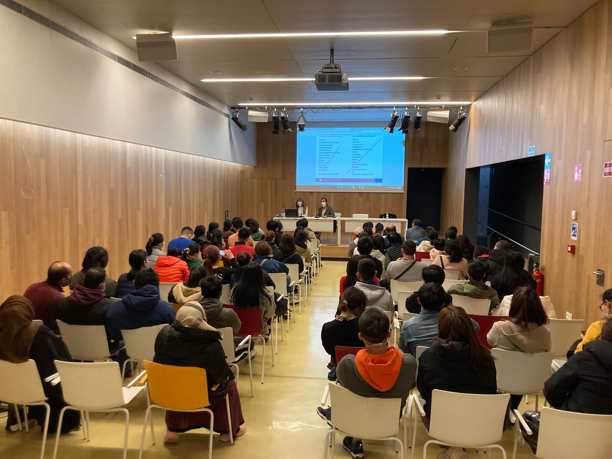 consorciedubcn's tweet photo. 👥 El servei d'orientació del #PlaJove a @Bcn_Eixample i el projecte #XEIX avui han fet una xerrada a les famílies de la comunitat xinesa sobre els itineraris formatius d'ensenyaments postobligatoris per alumnes d'ESO a l'espai Transformadors.
#Consorciedubcn
#Orientacióeducativa https://t.co/4uLJt2CsUB