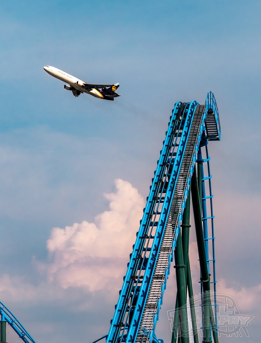 Thrilltography1's tweet photo. UPS takes flight over #LightningRun at @KentuckyKingdom for this week's #trainlesstuesday. https://t.co/tEzMiZulBN