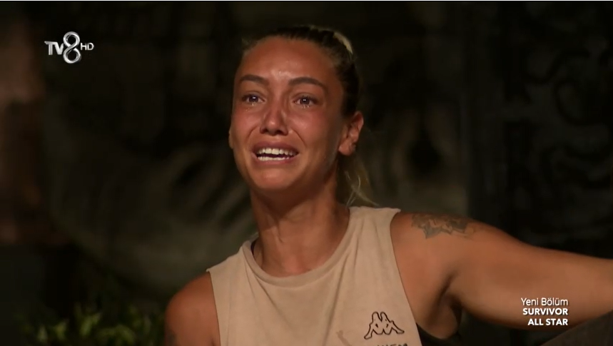 Evrim konseyde gözyaşlarına hakim olamadı.

"Kovuluyor diye konuşuluyor arkamdan."

#Survivor #Survivor2022 #EKFC