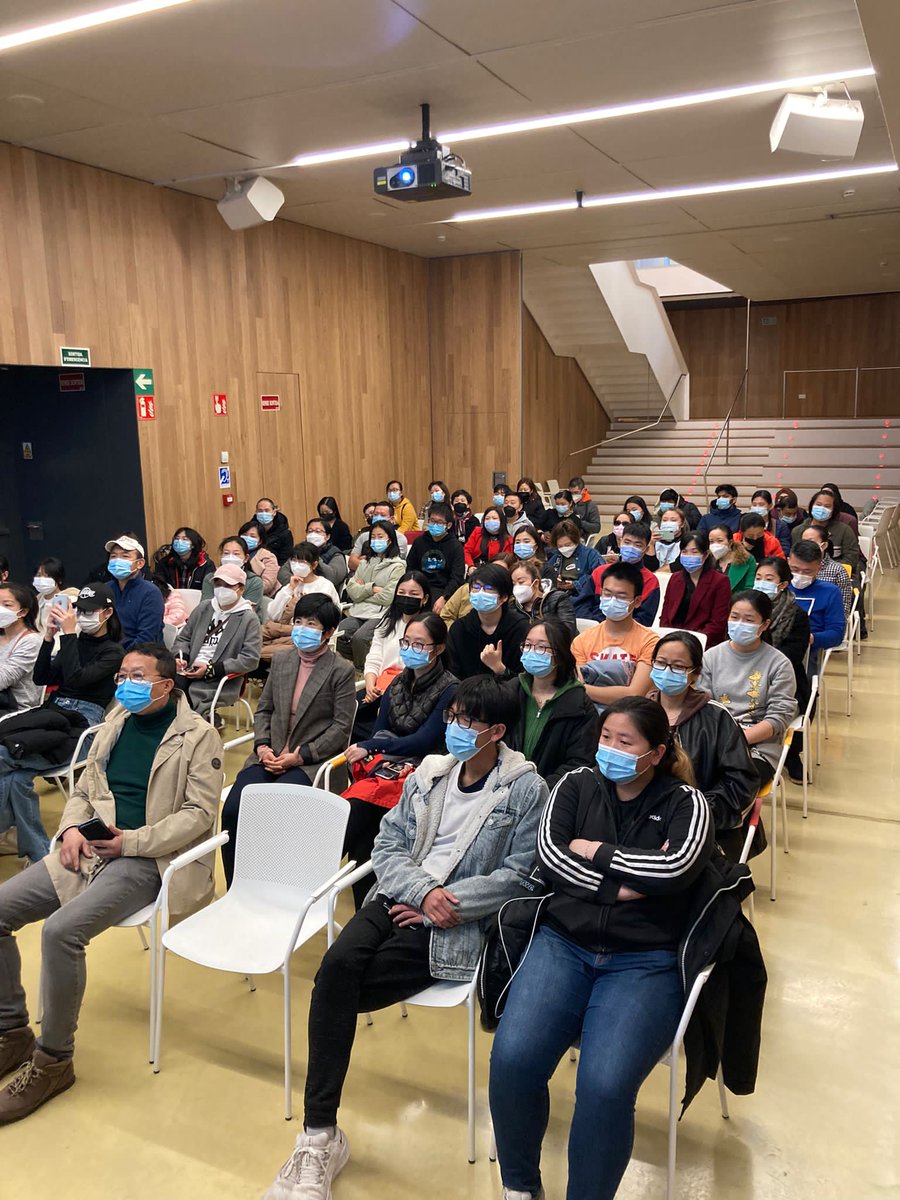 consorciedubcn's tweet photo. 👥 El servei d'orientació del #PlaJove a @Bcn_Eixample i el projecte #XEIX avui han fet una xerrada a les famílies de la comunitat xinesa sobre els itineraris formatius d'ensenyaments postobligatoris per alumnes d'ESO a l'espai Transformadors.
#Consorciedubcn
#Orientacióeducativa https://t.co/4uLJt2CsUB