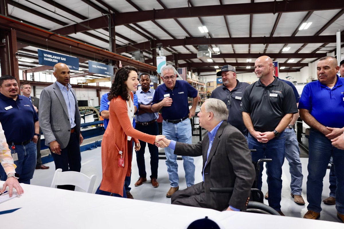 GregAbbott_TX's tweet photo. Great roundtable discussion at ChampionX in Odessa on the issues facing the energy sector.

The Lone Star State will continue to partner with the oil &amp; gas industry to create MORE jobs &amp; help the industry continue to THRIVE.

Texas energy has never been more important. https://t.co/7zgMrO97TM
