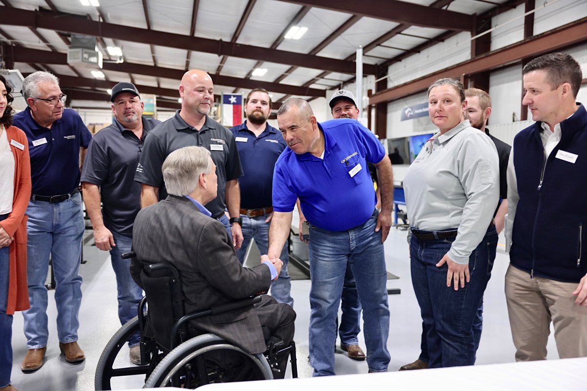 GregAbbott_TX's tweet photo. Great roundtable discussion at ChampionX in Odessa on the issues facing the energy sector.

The Lone Star State will continue to partner with the oil &amp; gas industry to create MORE jobs &amp; help the industry continue to THRIVE.

Texas energy has never been more important. https://t.co/7zgMrO97TM