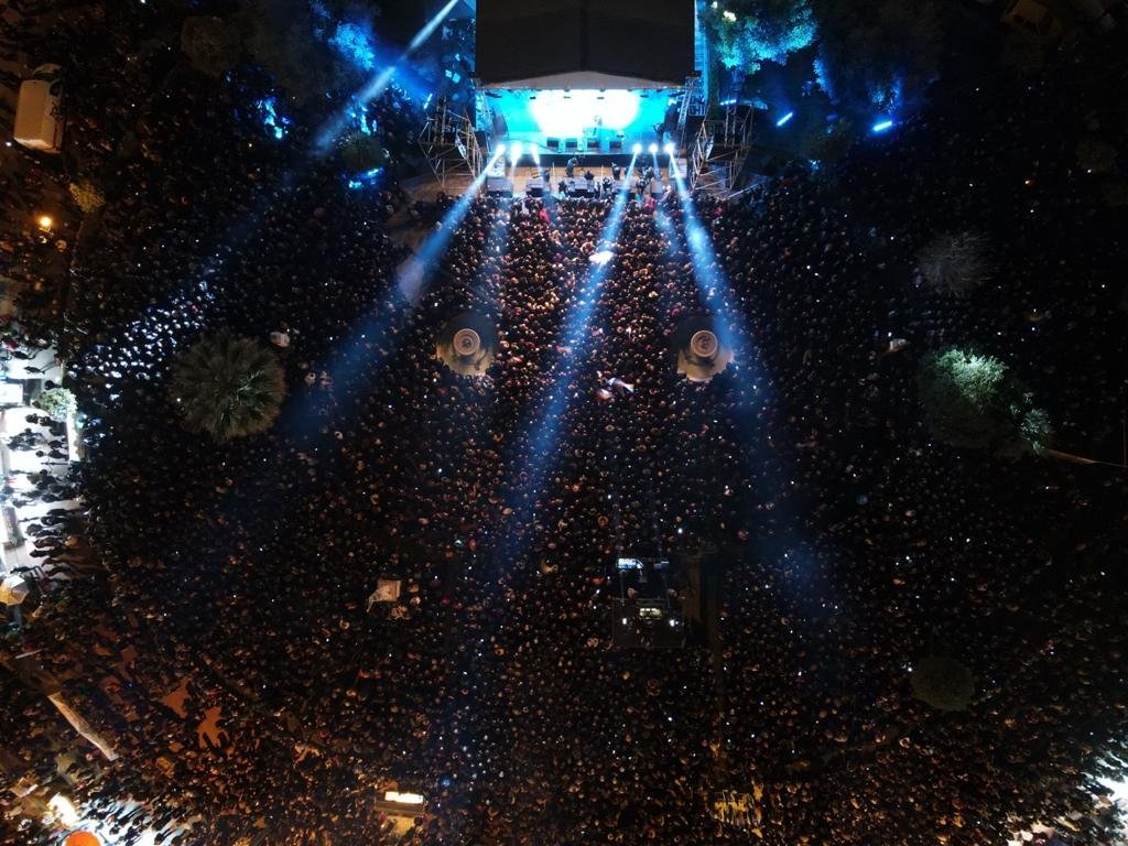 skindilias's tweet photo. Χιλιάδες στο δρόμο, ενάντια στον πόλεμο. Τεράστια συναυλία. Καλλιτέχενες και κοινό διαφύλαξαν την αξιοπρέπεια μας.

Για την ειρήνη! https://t.co/1EzRdq88uq