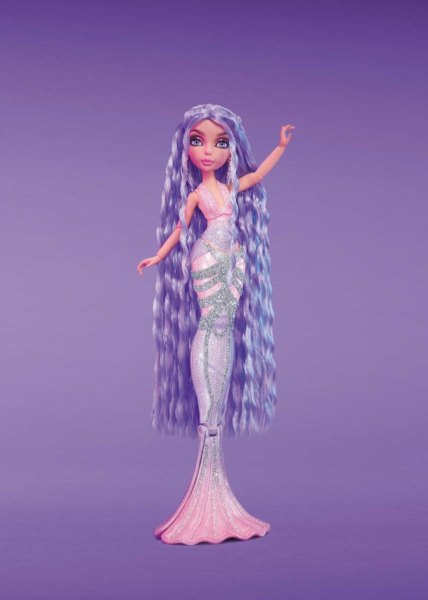 winxclubpretty's tweet photo. Meet Orra! She’s cool, humble, and self-assured, so the rest of the girls look up to her! Featuring full outfit color-change, an articulated knee, and hair glitter, Orra is utterly fabulous and totally unique✨🔮🧜‍♀️
#MermazeMermaidz #Mermaze #Mermaidz #Doll https://t.co/tqcEUBKl7P