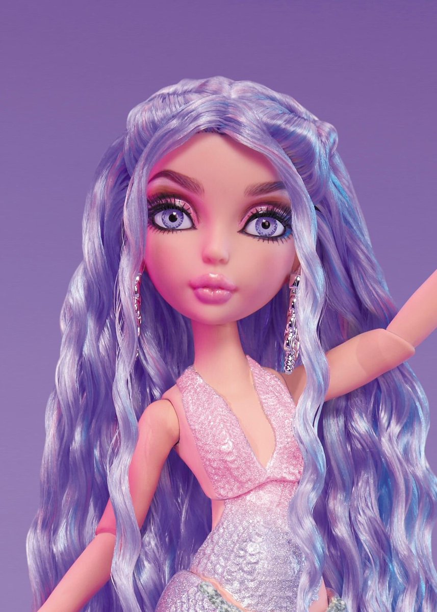 winxclubpretty's tweet photo. Meet Orra! She’s cool, humble, and self-assured, so the rest of the girls look up to her! Featuring full outfit color-change, an articulated knee, and hair glitter, Orra is utterly fabulous and totally unique✨🔮🧜‍♀️
#MermazeMermaidz #Mermaze #Mermaidz #Doll https://t.co/tqcEUBKl7P
