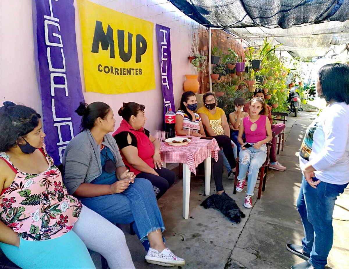 MUPArgentina's tweet photo. En el #MesDeLaMujer, las compañeras del #MUPCorrientes debatieron sobre su rol en la sociedad actual. Problematizaron la violencia de género, la Educación Sexual Integral (ESI), el aborto, los estereotipos y la lucha por la igualdad de derechos.
#MUPConTodas #MUPPresente https://t.co/r002ATSxl3