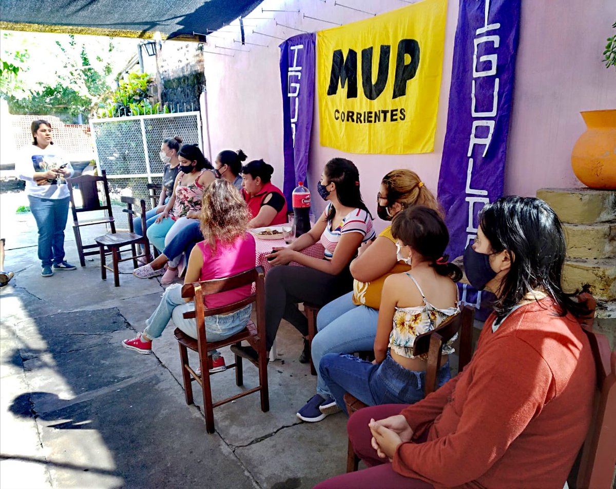 MUPArgentina's tweet photo. En el #MesDeLaMujer, las compañeras del #MUPCorrientes debatieron sobre su rol en la sociedad actual. Problematizaron la violencia de género, la Educación Sexual Integral (ESI), el aborto, los estereotipos y la lucha por la igualdad de derechos.
#MUPConTodas #MUPPresente https://t.co/r002ATSxl3