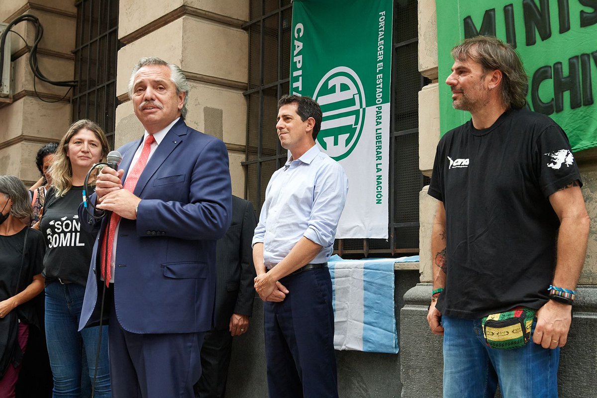 wadodecorrido's tweet photo. Participé junto a @alferdez y @DanielCatalano_, secretario general de @ATECapitalOk, de la colocación de una baldosa por la memoria, en homenaje a Gustavo Américo Varela y Roxana Verónica Giovannoni, ambos trabajadores detenidos desaparecidos de @MinInteriorAR. https://t.co/imJbfrd9Sk