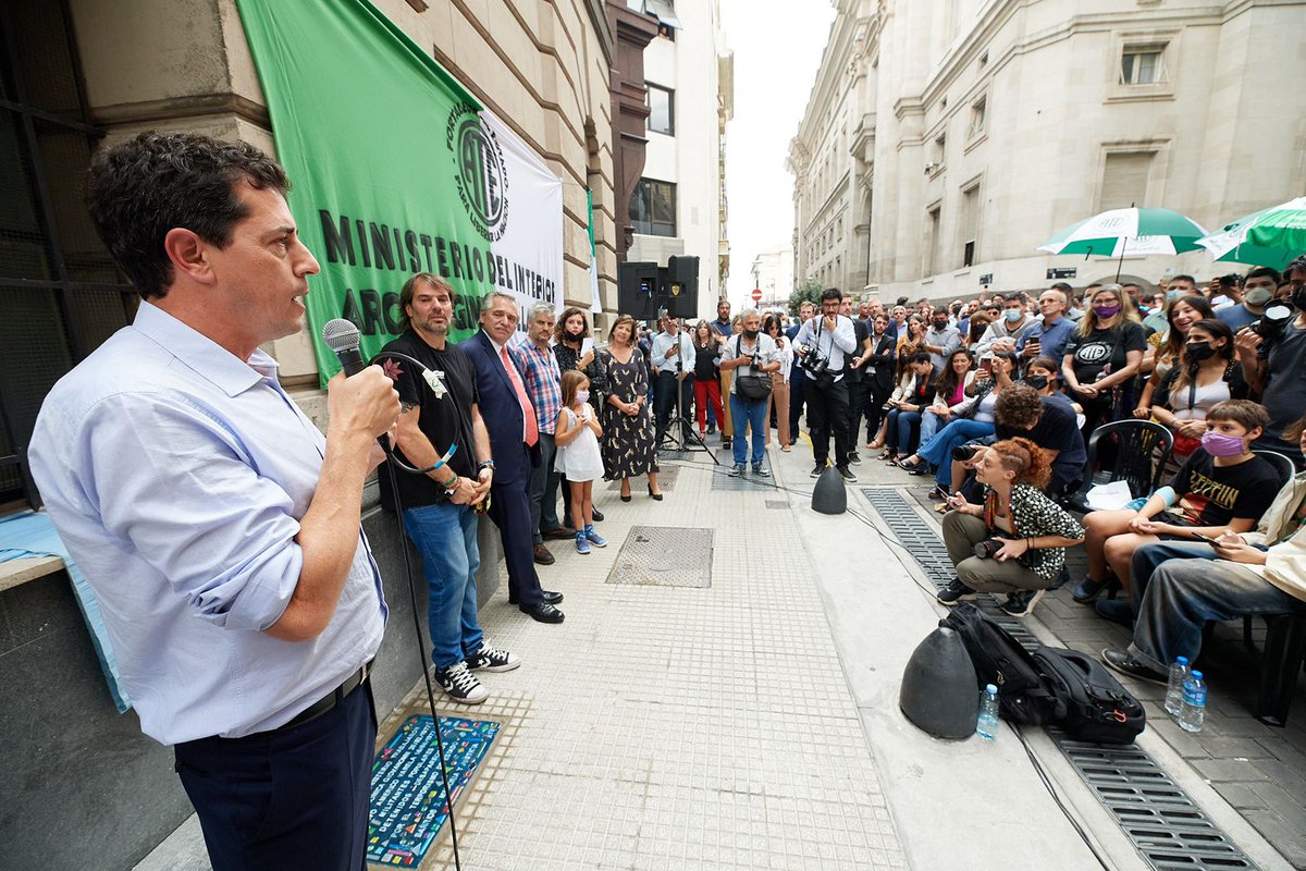 wadodecorrido's tweet photo. Participé junto a @alferdez y @DanielCatalano_, secretario general de @ATECapitalOk, de la colocación de una baldosa por la memoria, en homenaje a Gustavo Américo Varela y Roxana Verónica Giovannoni, ambos trabajadores detenidos desaparecidos de @MinInteriorAR. https://t.co/imJbfrd9Sk