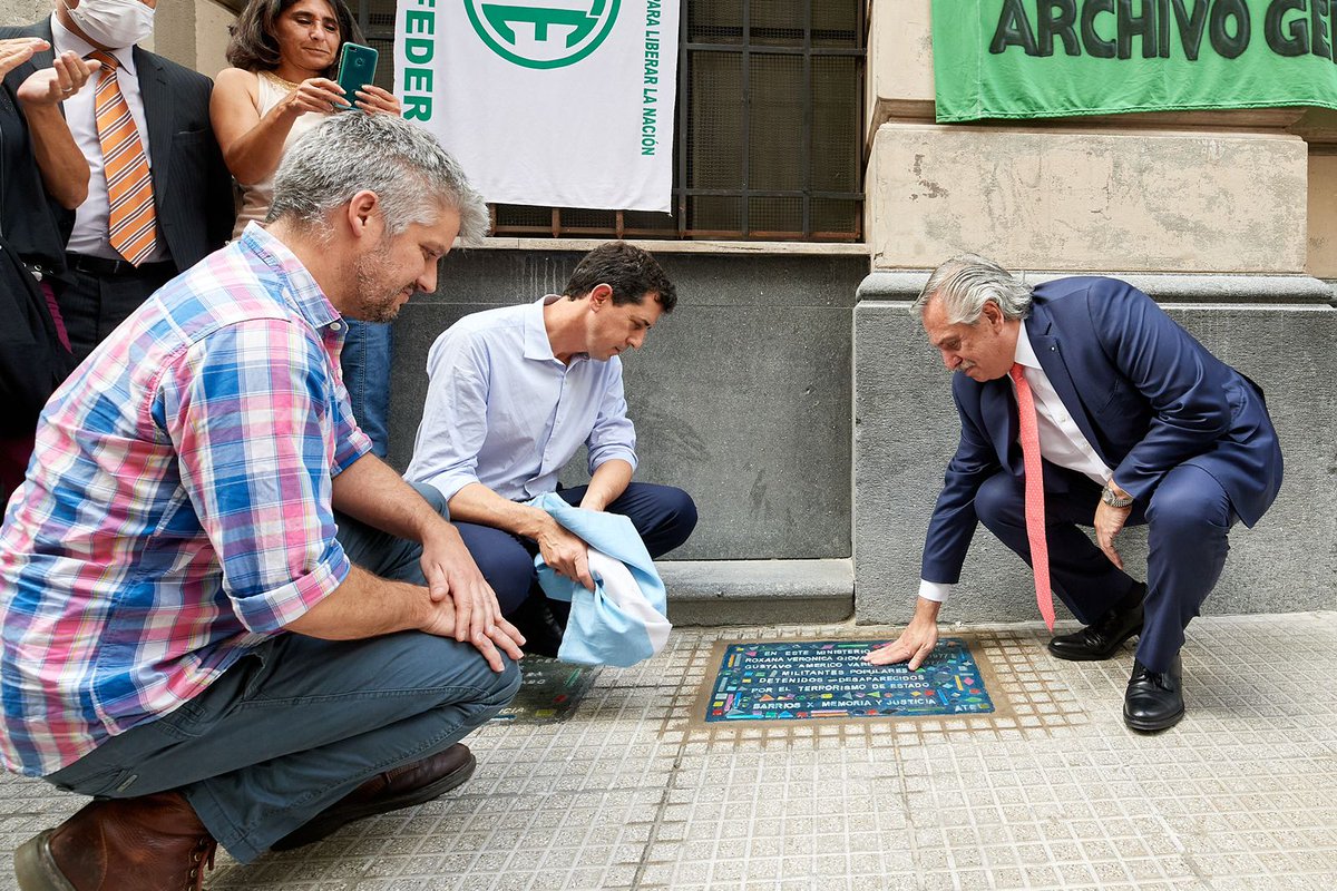 wadodecorrido's tweet photo. Participé junto a @alferdez y @DanielCatalano_, secretario general de @ATECapitalOk, de la colocación de una baldosa por la memoria, en homenaje a Gustavo Américo Varela y Roxana Verónica Giovannoni, ambos trabajadores detenidos desaparecidos de @MinInteriorAR. https://t.co/imJbfrd9Sk