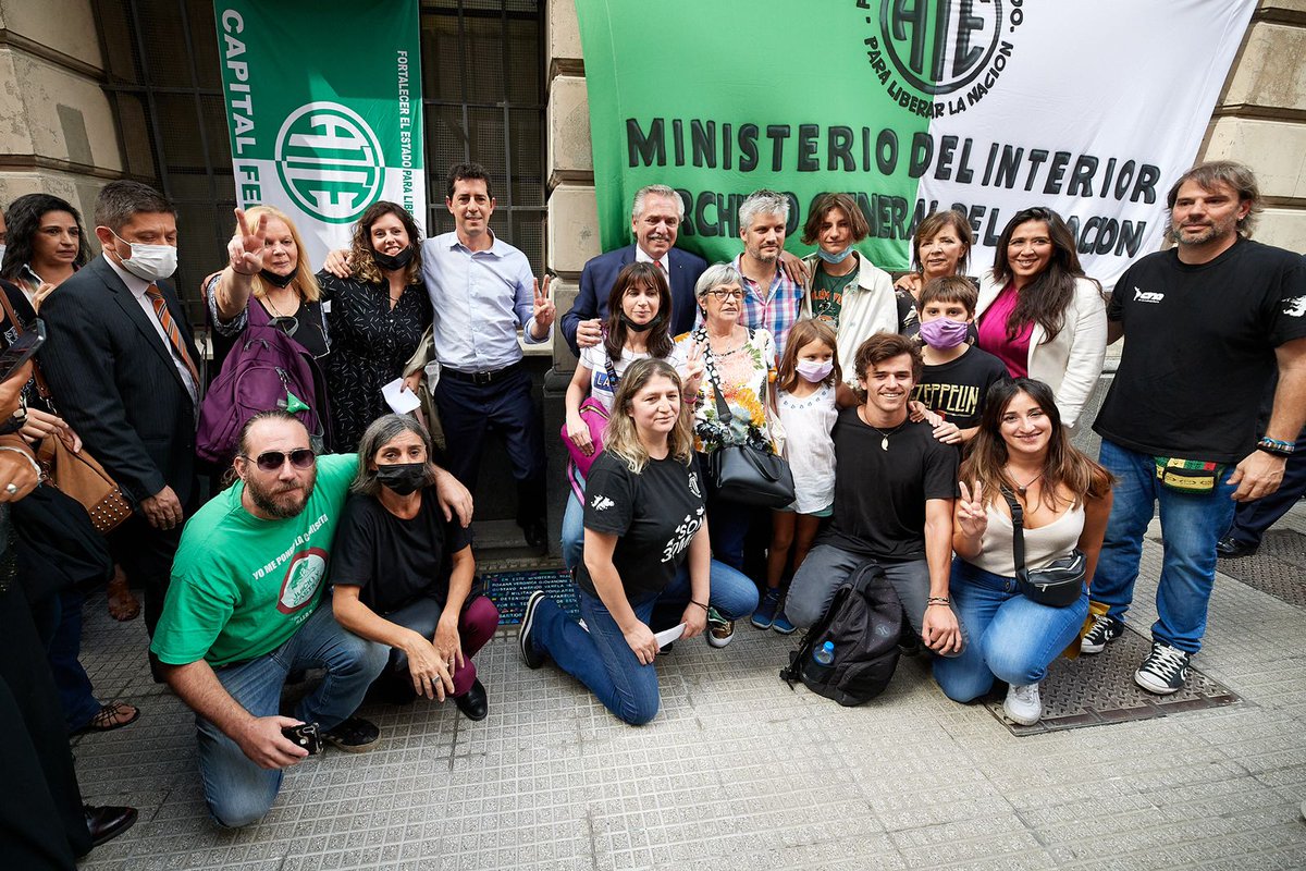 wadodecorrido's tweet photo. Gustavo figura junto a mi viejo en la lista de judiciales desaparecidos. Nos acompañaron en el acto la Junta Interna de ATE Interior y otros organismos que vinieron en esta oportunidad tan especial.

30.000 compañeros detenidos desaparecidos presentes, ahora y siempre. https://t.co/0hwwv30lbT