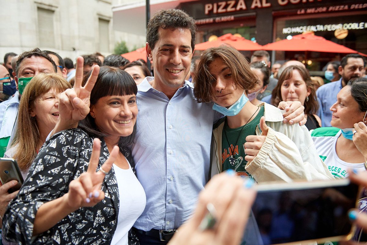 wadodecorrido's tweet photo. Gustavo figura junto a mi viejo en la lista de judiciales desaparecidos. Nos acompañaron en el acto la Junta Interna de ATE Interior y otros organismos que vinieron en esta oportunidad tan especial.

30.000 compañeros detenidos desaparecidos presentes, ahora y siempre. https://t.co/0hwwv30lbT