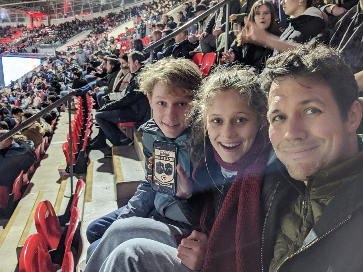 Are paper planes always this popular at #Wembley ? <a href="/MenInBlazers/">Men in Blazers</a> <a href="/TateJensen4/">Joe cool</a> #patchatthepark