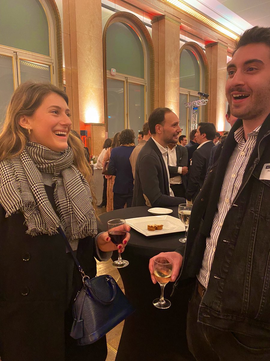 Dernière table ronde de la soirée 😉
À table ! 🥂
<a href="/claragustinelli/">Clara</a> <a href="/BayramDenis/">DenisBayram</a> 
#MBADMB