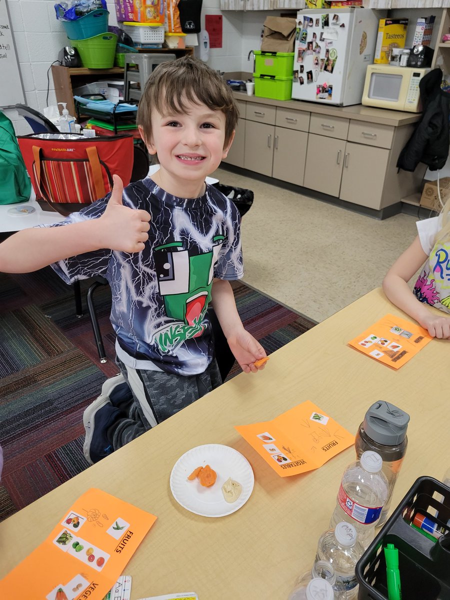 MissGoodwin2G's tweet photo. Pick a better snack this month was hummus and carrot chips!! 🥕 @4hwashco We had some mixed feelings about this one. Everyone was brave and tried!! https://t.co/Y947cKl46R
