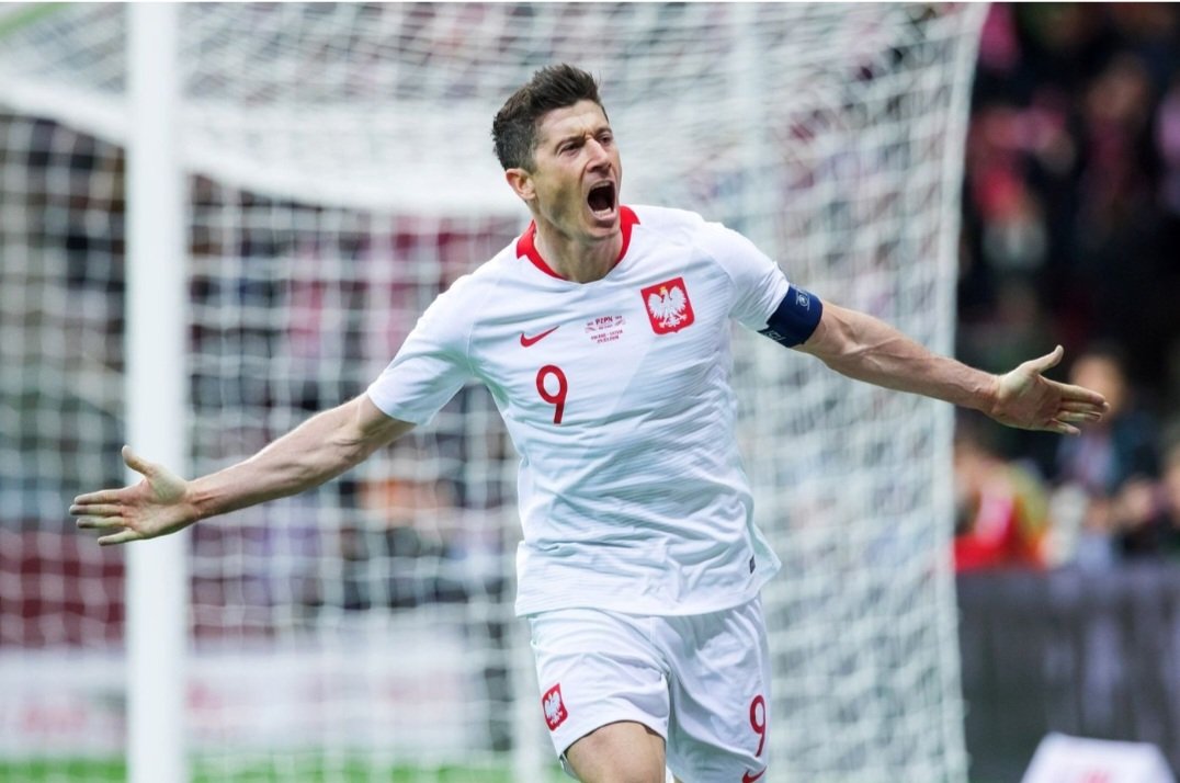 Robert Lewandowski marcou um dos gols (de penalti), a Polônia venceu a seleção sueca por 2 a 0 e irá para a Copa do Mundo do Qatar. Zielinski, do Napoli, fez o outro gol da seleção polaca.