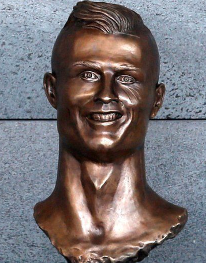 RorySmith's tweet photo. Was the statue...from the future? https://t.co/T3zlzMnxra