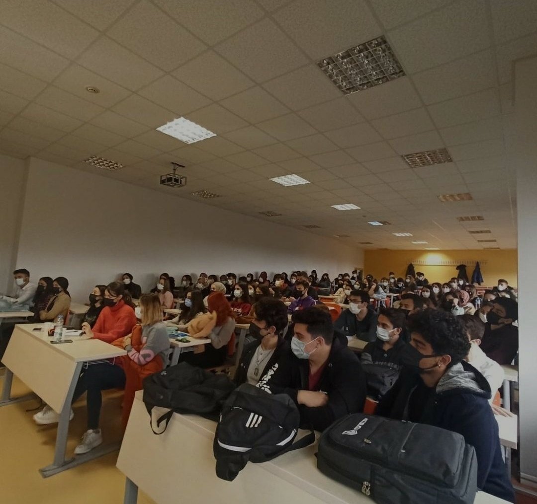 Bence öğrencilerin buna desteği gelirr

#MahmutÖzerİstifa