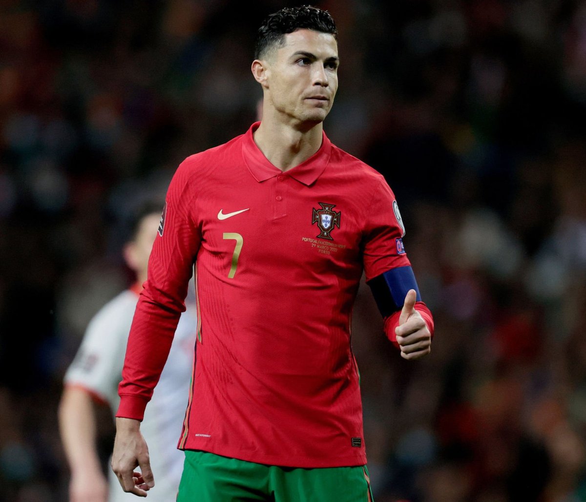 TheBallZoneX's tweet photo. 🎙️ Ronaldo: "I'd suggest him (North Macedonia President) to give that money to some charity." https://t.co/Wm1OqzBQnN