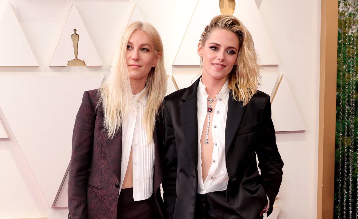 sapphicslike's tweet photo. sapphics at this year’s oscars https://t.co/MhPO5qts7H