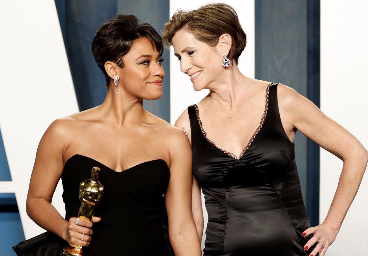 sapphicslike's tweet photo. sapphics at this year’s oscars https://t.co/MhPO5qts7H