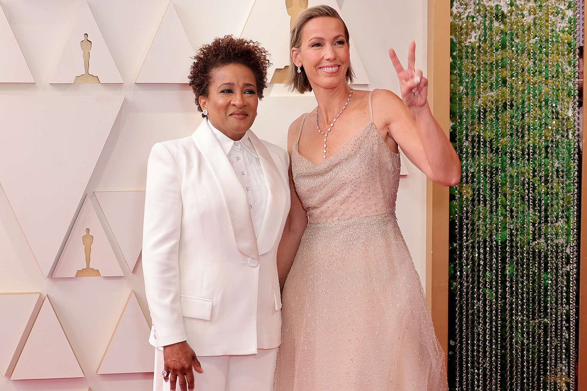sapphicslike's tweet photo. sapphics at this year’s oscars https://t.co/MhPO5qts7H