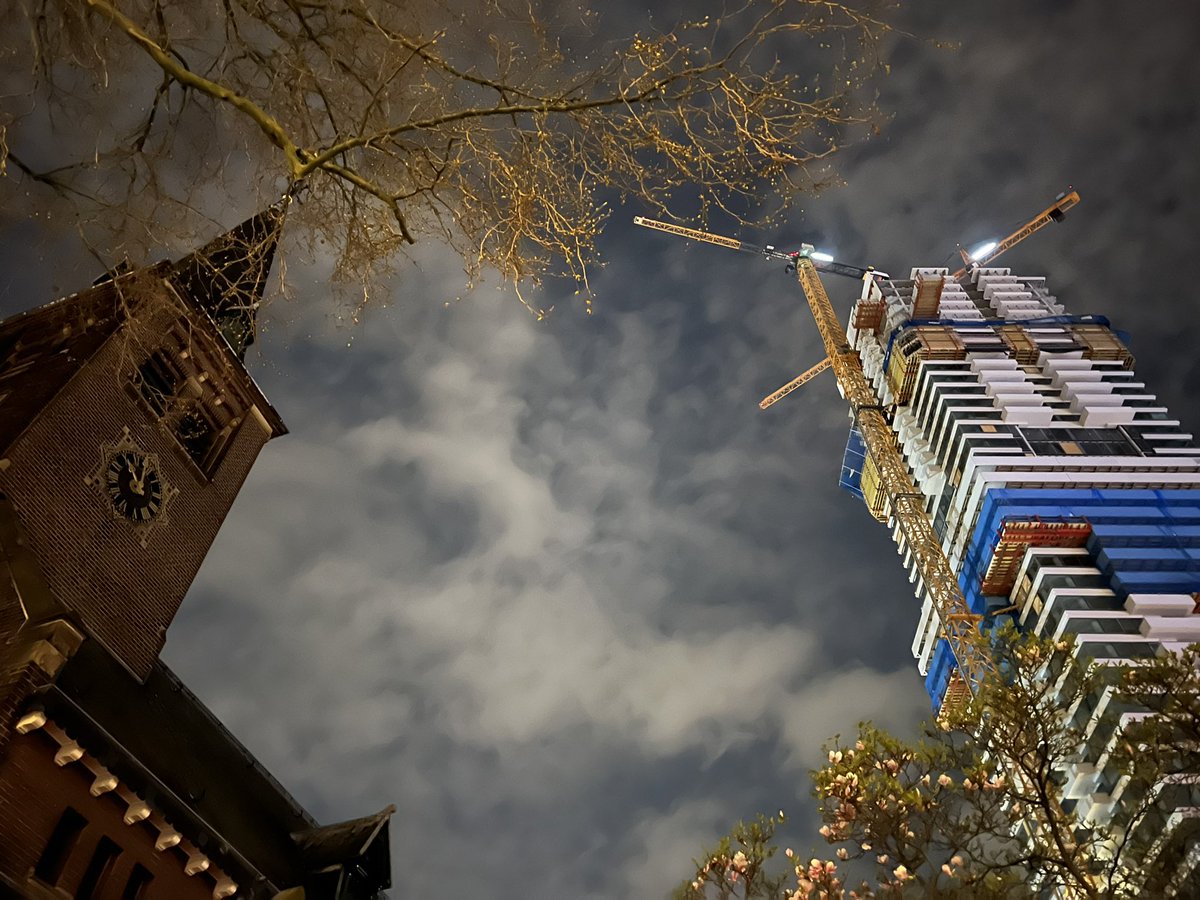 baara_a's tweet photo. IK SPEEL NOG EVEN BUITEN! 
#RARAWAARBENIK 😬
#UITZICHT #ANITASVIEW #LANDSCAPEPHOTOGRAPHY #CLOUDS #WOLKEN #CHURCH #KERK #HIGHBUILDING #TREE https://t.co/8pmOvr5Yps