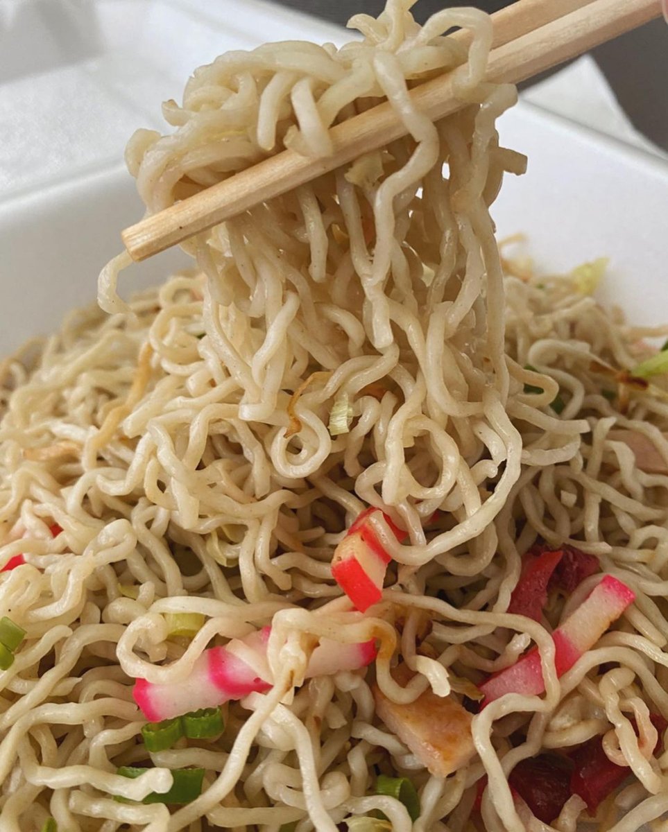 It's #TakeoutTuesday so we're sharing @gabngrub's house-made Fried Noodles #takeout plate from Nancy's Kitchen! #waipioshoppingcenter #hawaii #hawaiieats #foodie