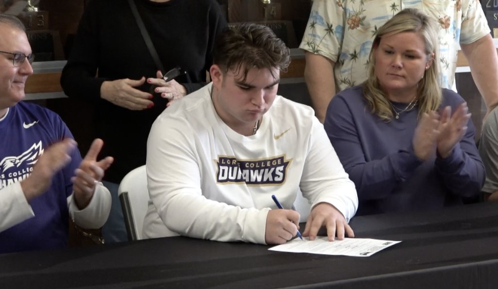 Channel1450com's tweet photo. Two SHG Football Players Make College Decisions Official:
https://t.co/aenKHENhGy https://t.co/JhbzSE8ds7