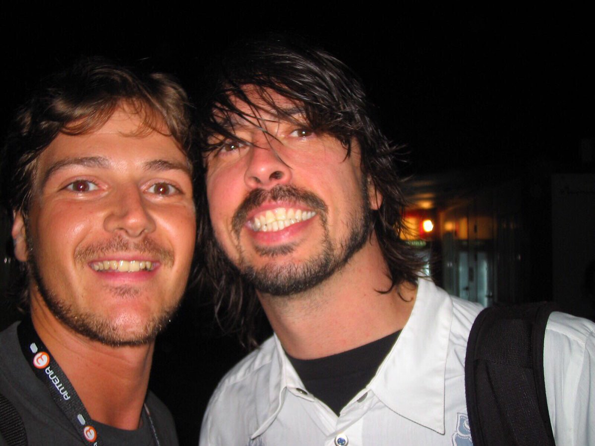 Solo le vi apenas 10 segundos. El seguridad de la banda estaba ya apartándome de su camino pero él, amablemente, accedió a posar para la foto. Luego pude hablar 2 minutos con Grohl, todo simpatía. Personas terrenales. Aparte de músicos magníficos. 😔 #TaylorHakwins #FooFighters
