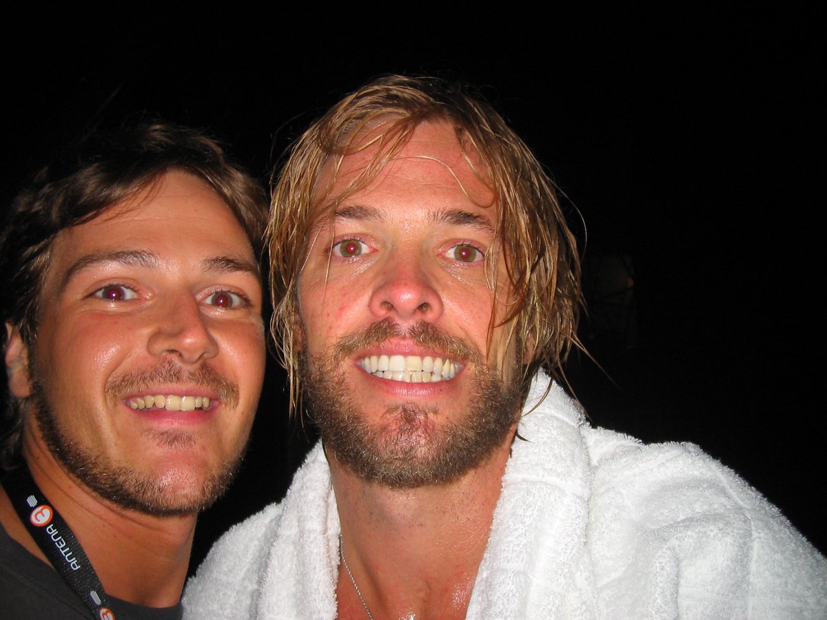 oscfores's tweet photo. Solo le vi apenas 10 segundos. El seguridad de la banda estaba ya apartándome de su camino pero él, amablemente, accedió a posar para la foto. Luego pude hablar 2 minutos con Grohl, todo simpatía. Personas terrenales. Aparte de músicos magníficos. 😔 #TaylorHakwins #FooFighters https://t.co/VQzoVsheIK
