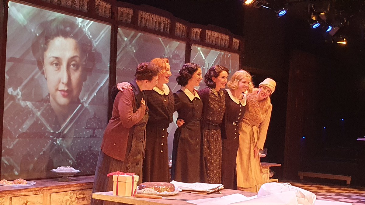 Joseaalba's tweet photo. Qué agradable bocado teatral ha dirigido @LailaRipoll en #TeaRooms para el @fernangomezCCV!!
Fantástico trabajo de @PaulaIwasaki @SilviadPe @CarolinaHrrera @elisabet_altube #MariaAlvarez y #ClaraCabrera.
Eso sí, vayan merendados!! https://t.co/hMMaJDfUyg