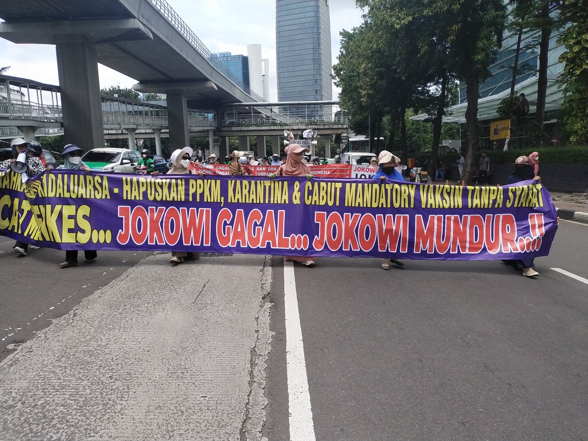 PetugasRakyatRI's tweet photo. Korupsi, Kolusi dan Nepotisme ditambah dengan Dinasty Kekuasaan Sebuah Produk Nyata Dari Rezim Kartel Penghamba Oligarki, Sialnya Mahasiswa Kebanyakan Onani Sehingga Diam Ketika Harga Kebutuhan Pokok Melonjak Naik.

Ayo Donk Kita Satu Suara Untuk Mendesak Jokowi Mundur.
✊✊✊✊ https://t.co/XNqvYbfaBU