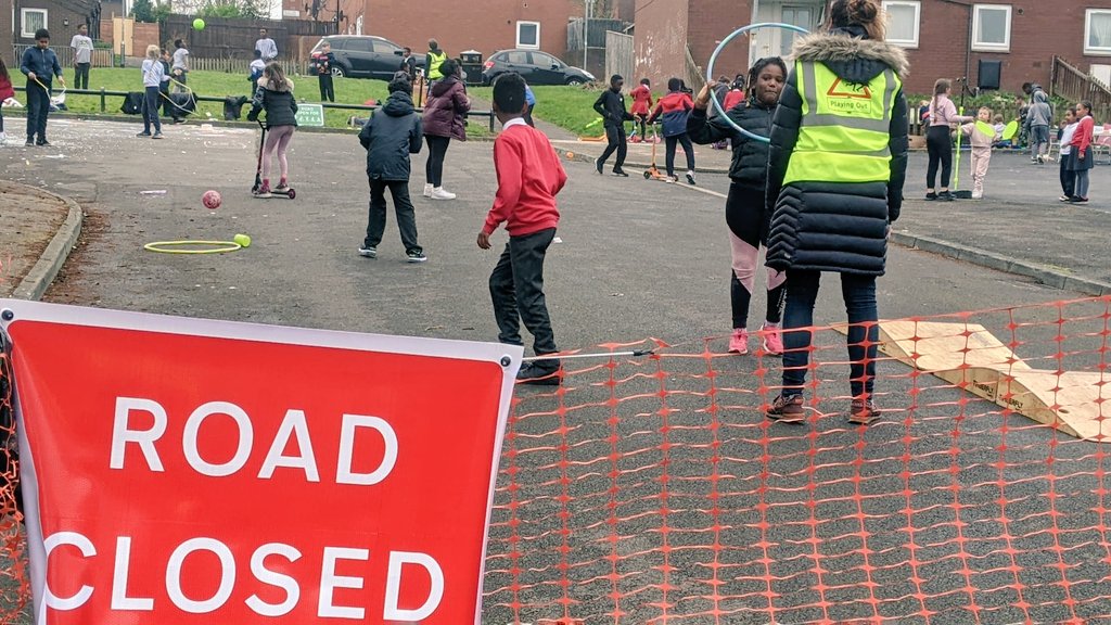 KidzKlubLeeds's tweet photo. Great fun tonight in Beeston Hill. We had a great #playstreet. This is the first of 3 playstreets this week that have been organised by the children at Hub Klubs... Bramley tomorrow.. Holbeck on Thursday ๐๐๐ #communitychangers #nationshakers these kids are amazing! https://t.co/gNUNQIiaJf