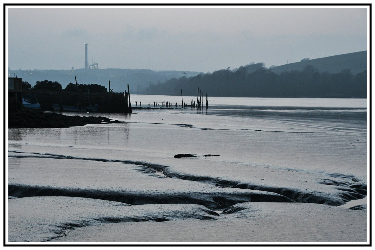 Parishpolitics's tweet photo. Mist and low cloud on the three sisters tonight #Cheekpoint #Waterford #Kilkenny #GreatIsland #Wexford #Suir #Nore #Barrow #BarrowBridge @PortofWaterford #lowtide https://t.co/UWh0iSb2cg
