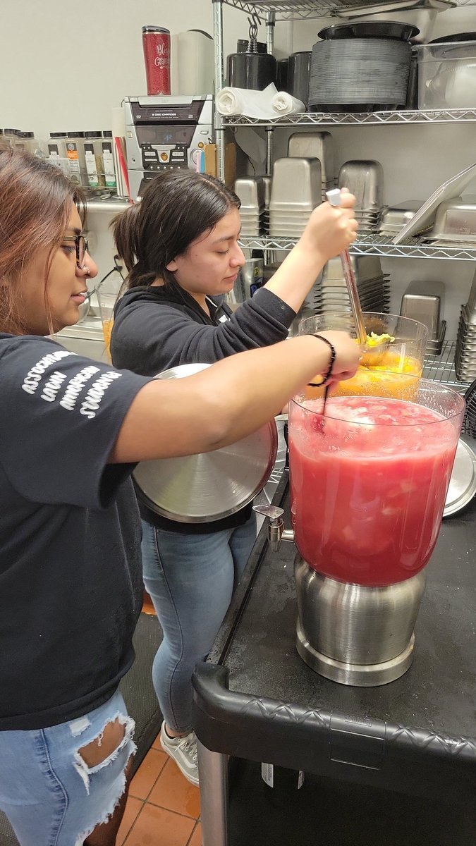 LU_dining1862's tweet photo. Santi's Arroz con Pollo tonight! 
Chicken Flautas 
Watermelon Water
Fresas con Crema https://t.co/sOfEgpQTkF