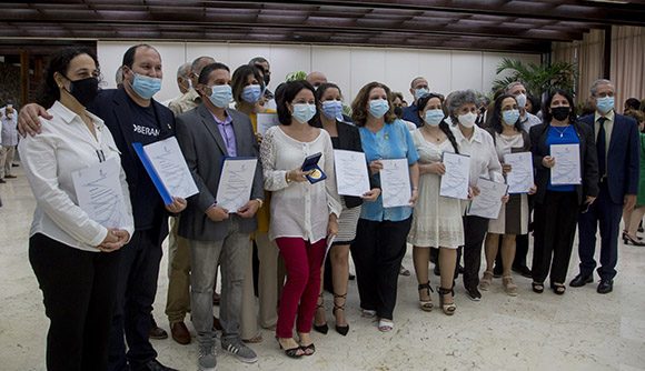 DrRobertoMOjeda's tweet photo. #Cuba contempla orgullosa a los científicos que desarrollaron las #VacunasCubanas contra la #COVID19, merecedores de la Medalla para Inventores, otorgada por la OMPI. Felicidades por su contribución, que es demostración de valor y entrega a la ciencia y a la salud de todos. https://t.co/ezSiYHKFC1